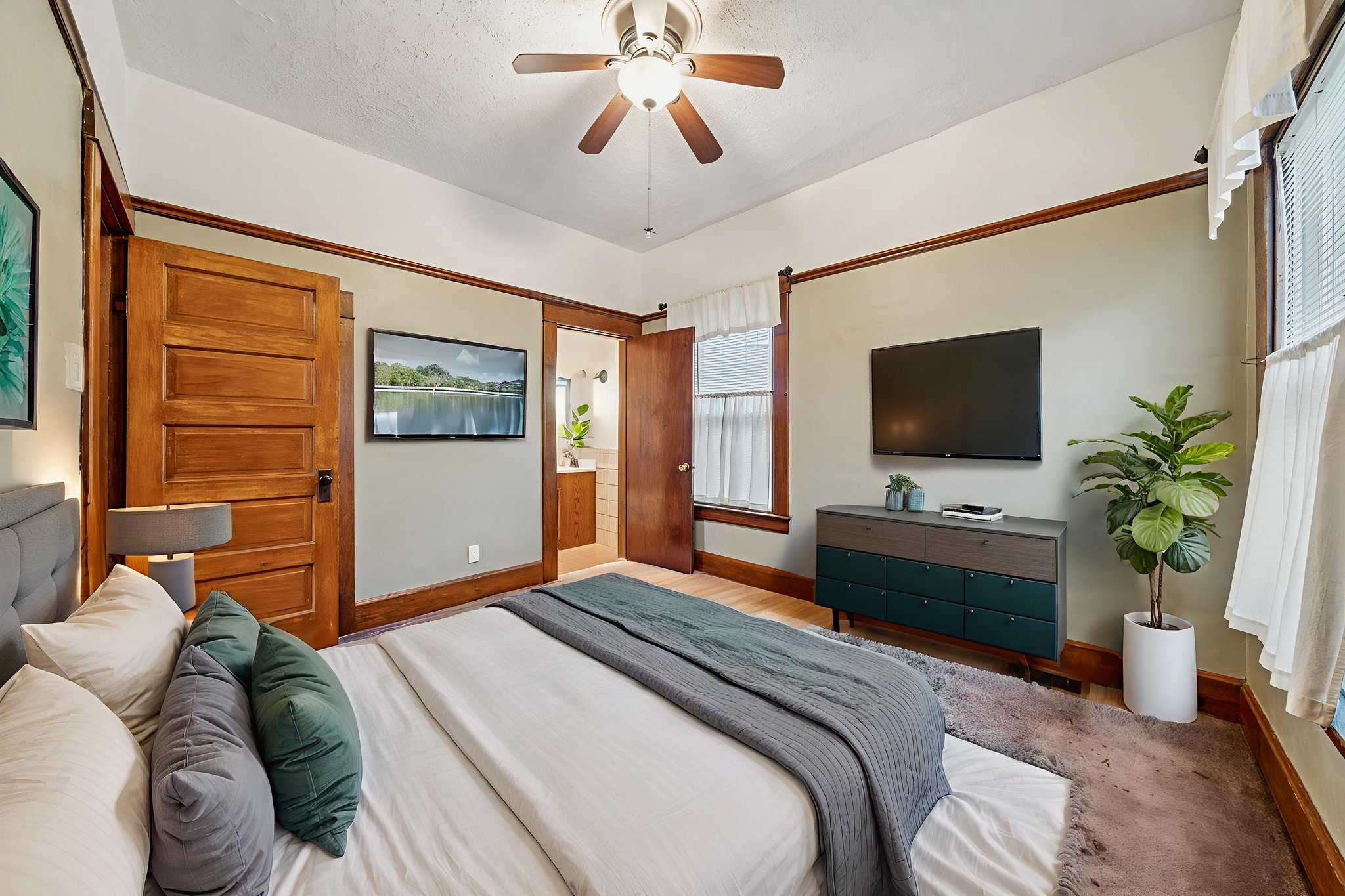 DSC02226 virtually staged.jpeg