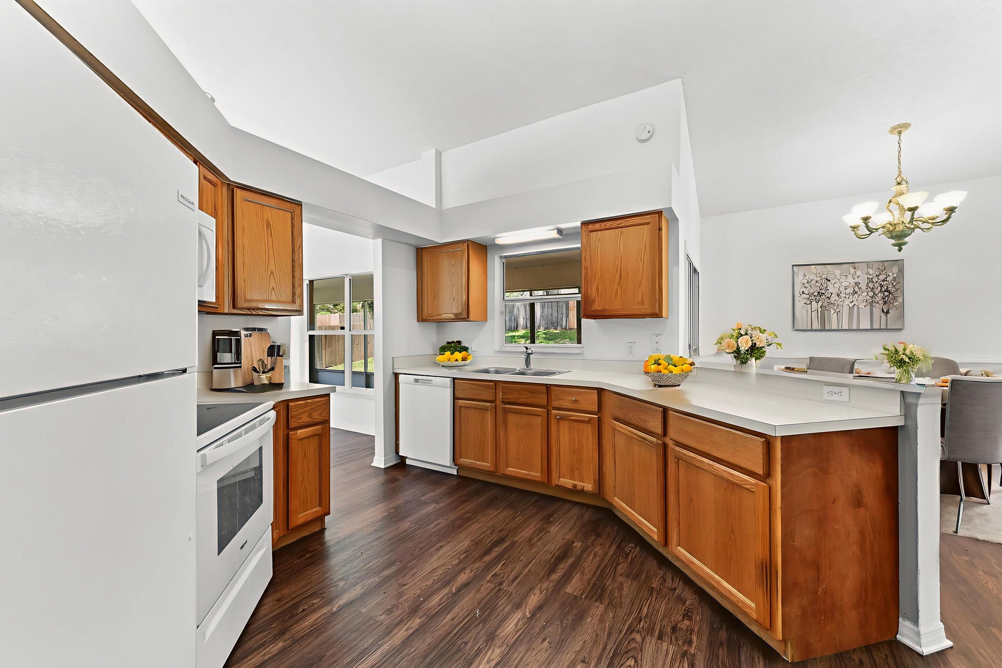 DSC_5506 virtually staged.jpeg